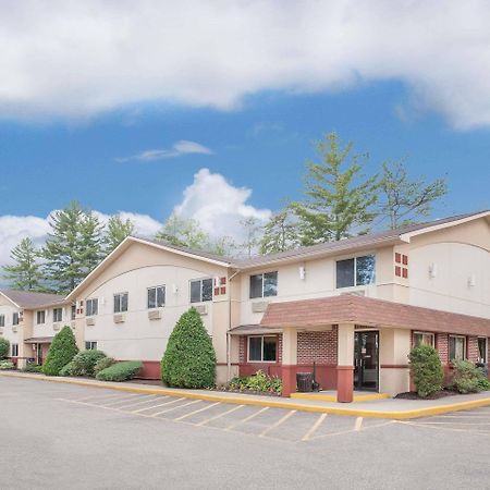 Super 8 By Wyndham Queensbury Glens Falls Exterior photo