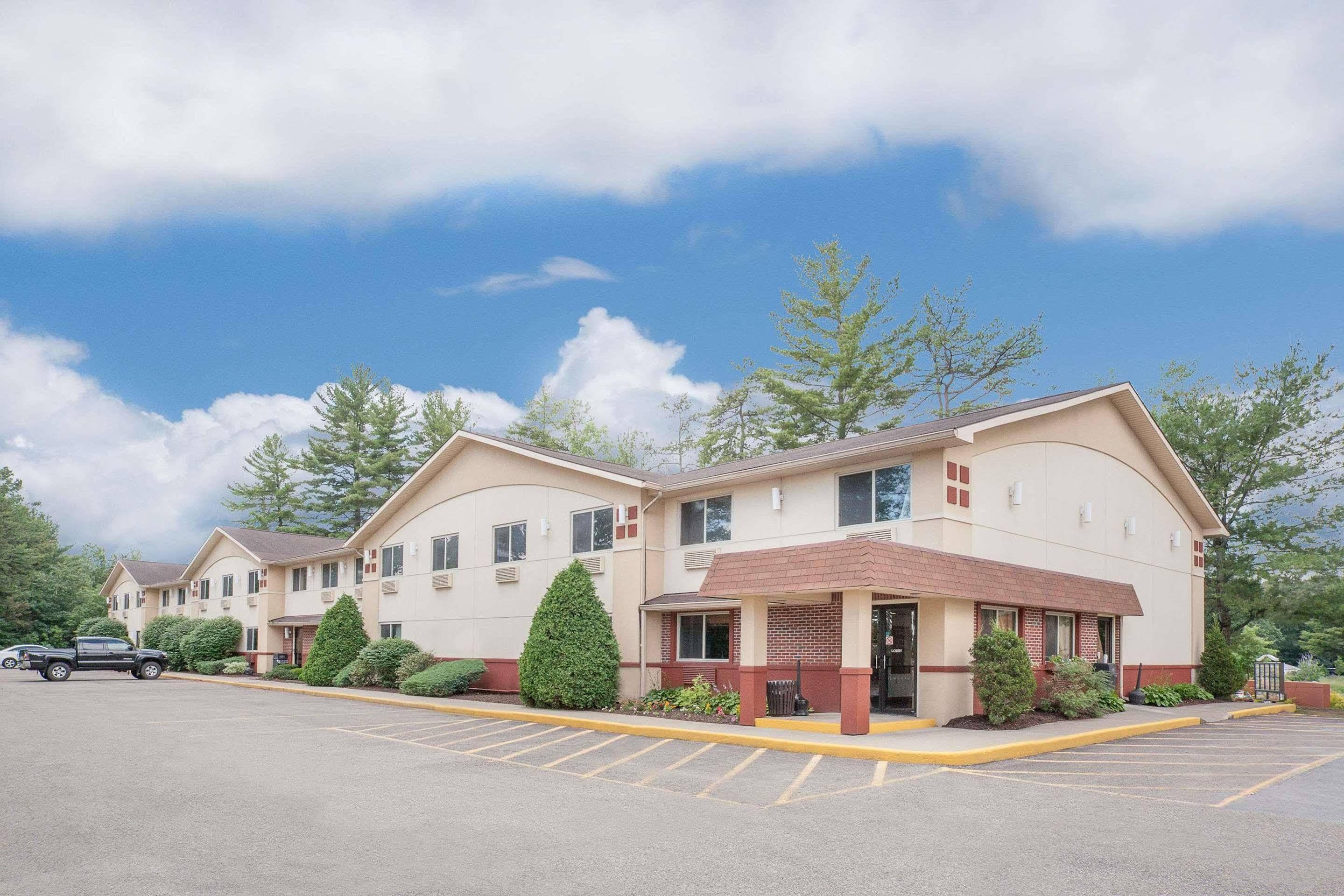 Super 8 By Wyndham Queensbury Glens Falls Exterior photo